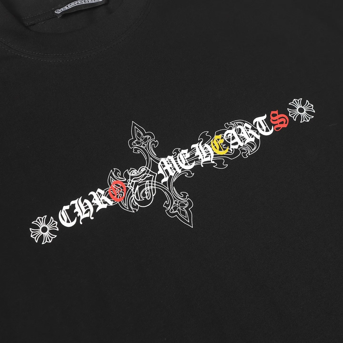 🅿️170 CHROME HEARTS/Chrome Heart CH Sanskrit printed short-sleeved T-shirt on the chest The fabric is made of 280g heavy combed cotton, customized with 32 count 1*1 threads. The garment is washed twice. The fabric is comfortable and skin-friendly without any strange feeling. Custom dyed fabric, with high textile density, good drape and not easy to deform. The thick texture and compact spinning process will not affect the breathability of the fabric. The saturation of the color is very high. Imported digital direct-injection printing technology. A versatile and good-looking short sleeve. The loose fit covers the flesh and makes you slim. Size: XS-L